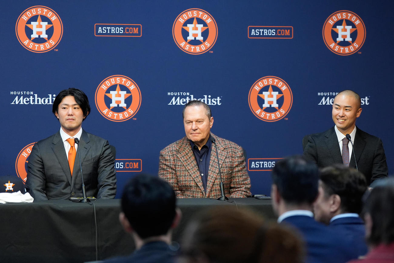 アストロズ入団会見に臨む今井達也。中央は代理人のスコット･ボラス氏、右は通訳のケビン・アンドウ氏（AP）