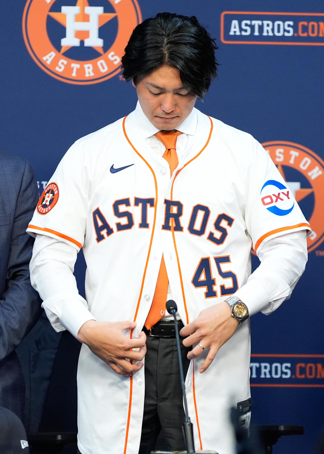 アストロズ入団会見でユニホームを着る今井達也（AP）
