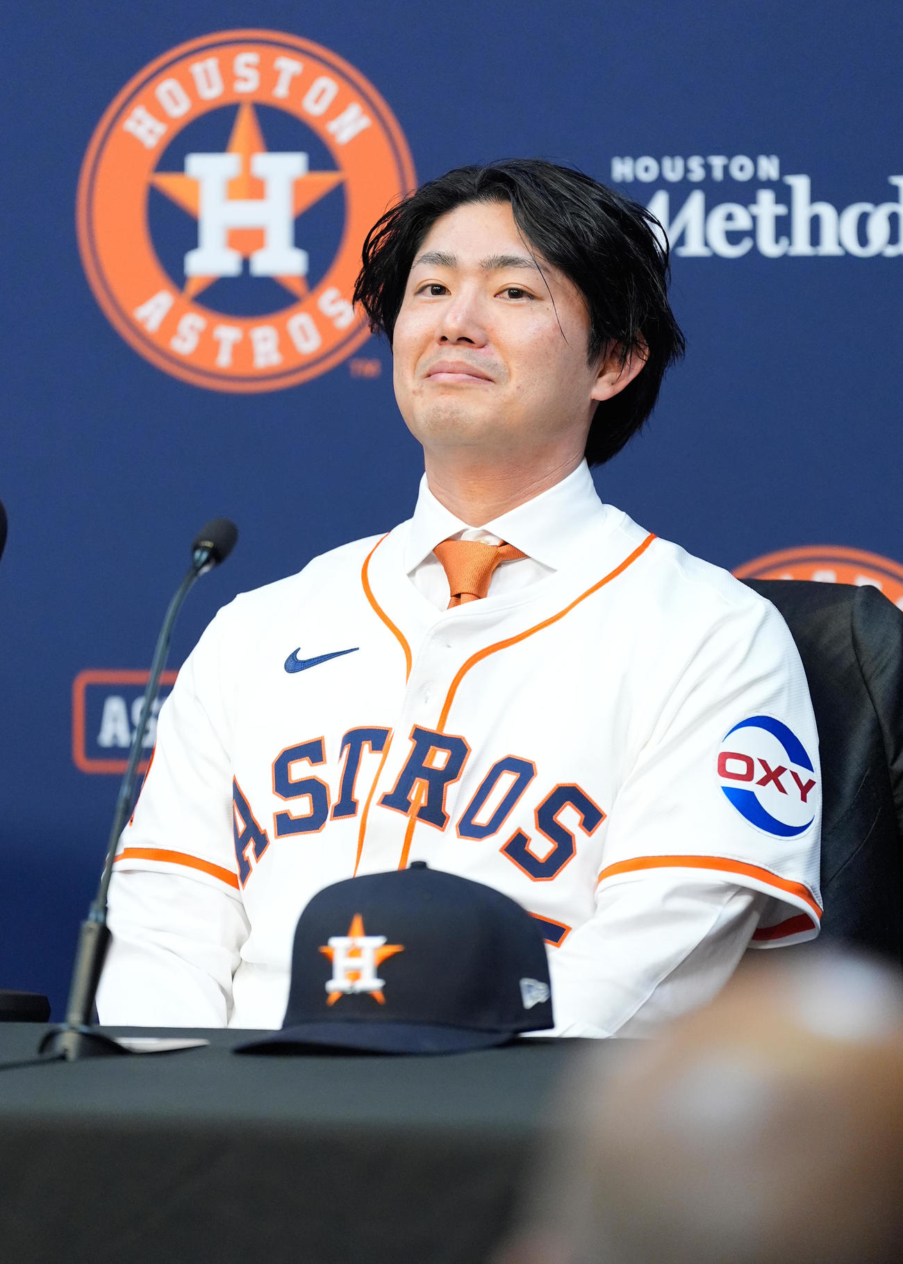 アストロズ入団会見に臨む今井達也（AP）