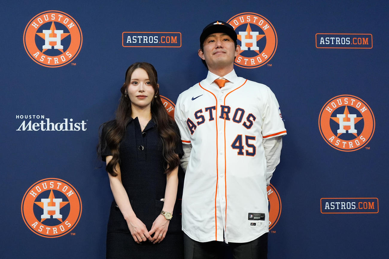 アストロズ入団会見で撮影に応じる今井達也夫妻（AP）