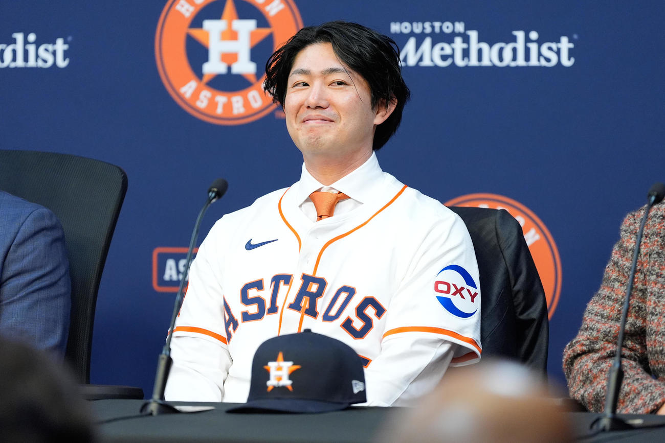 アストロズ入団会見に臨む今井達也（AP）