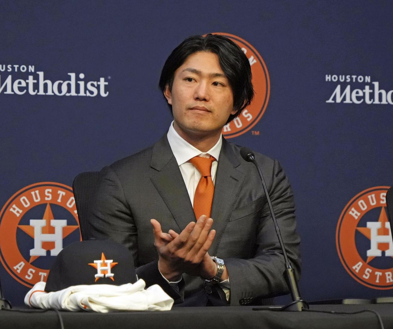 アストロズ入団会見に臨む今井達也（AP）
