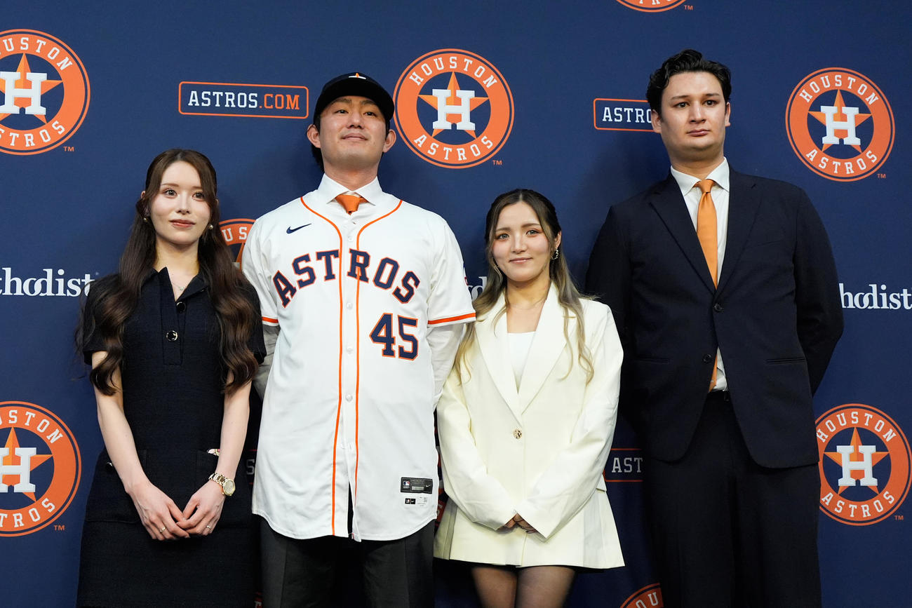 アストロズ入団会見で写真に収まる今井達也（左から2人目）（AP）