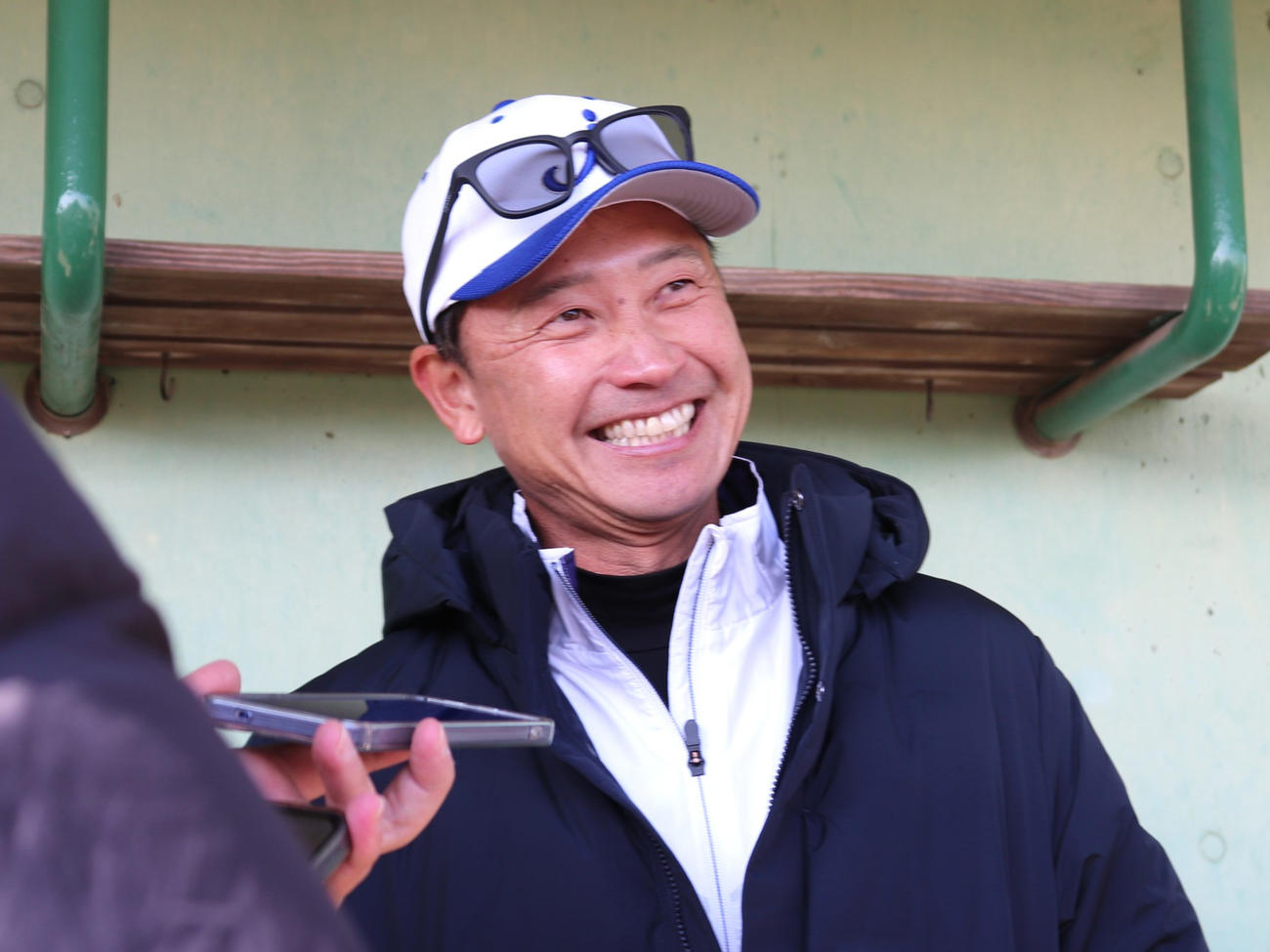 社会人野球ジェイプロジェクト監督として就任後、初の練習を終えた二岡氏（撮影・中島麗）