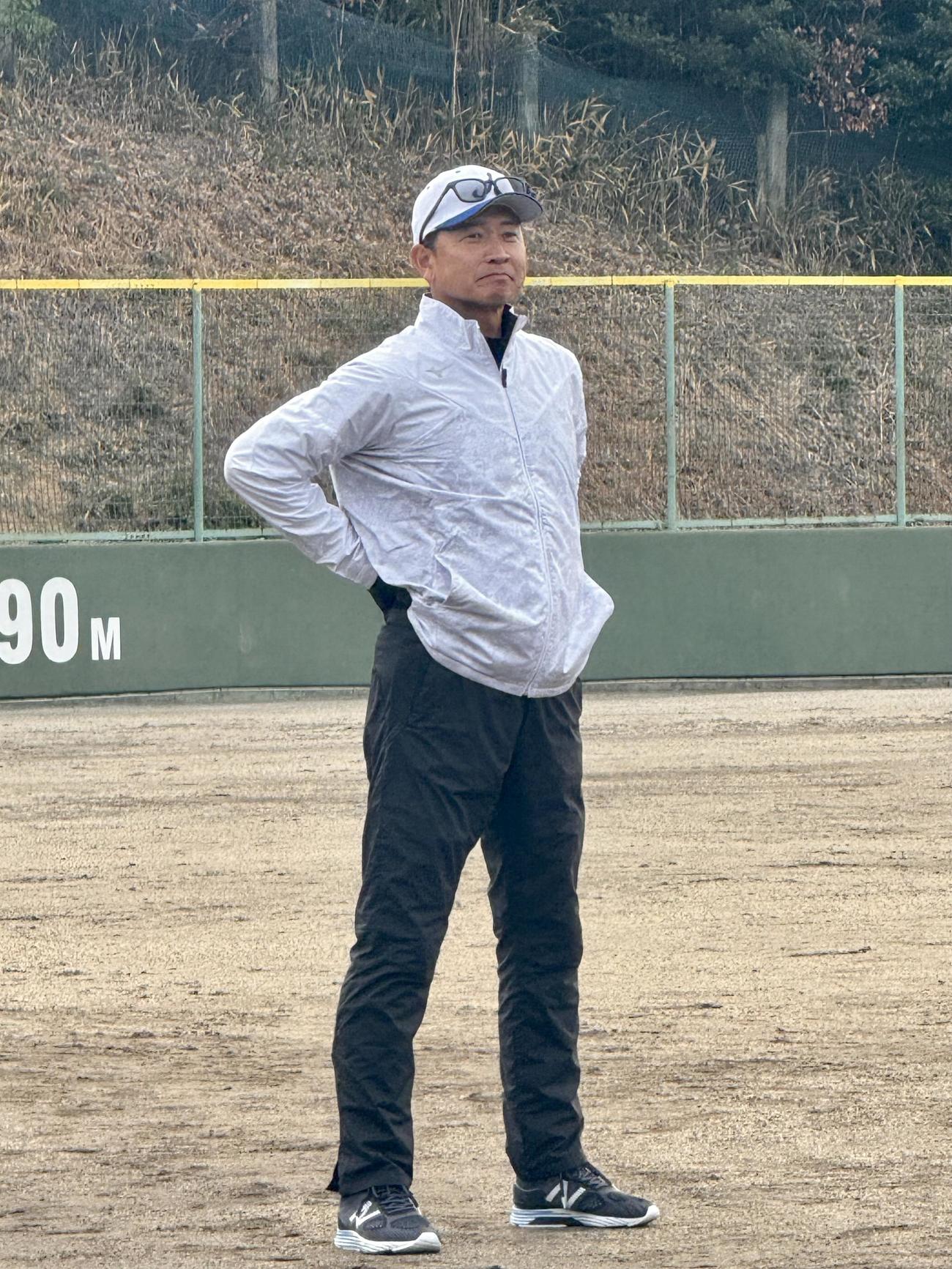 グラウンドに姿を見せた、ジェイプロジェクト二岡智宏監督（撮影・中島麗）