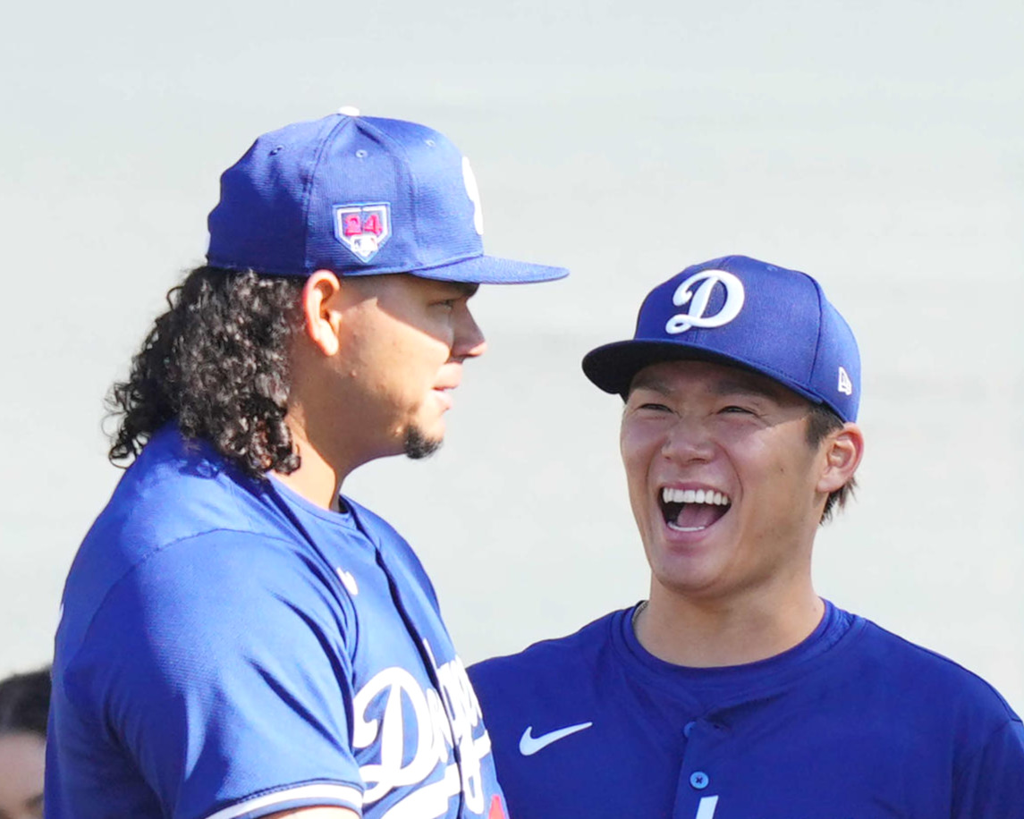 グラテロル（左）と談笑するドジャース山本（2024年2月撮影）