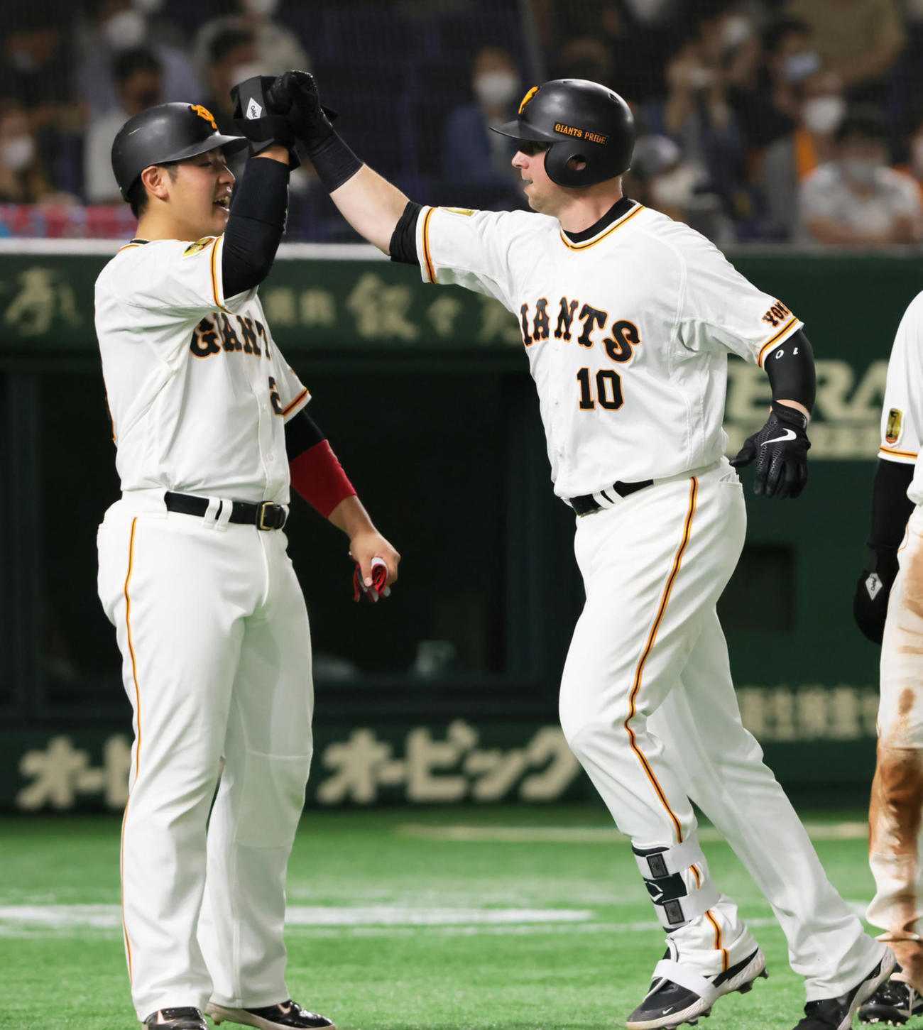 スモークは本塁打を放ち岡本和真（左）とタッチを交わす（2021年5月撮影）