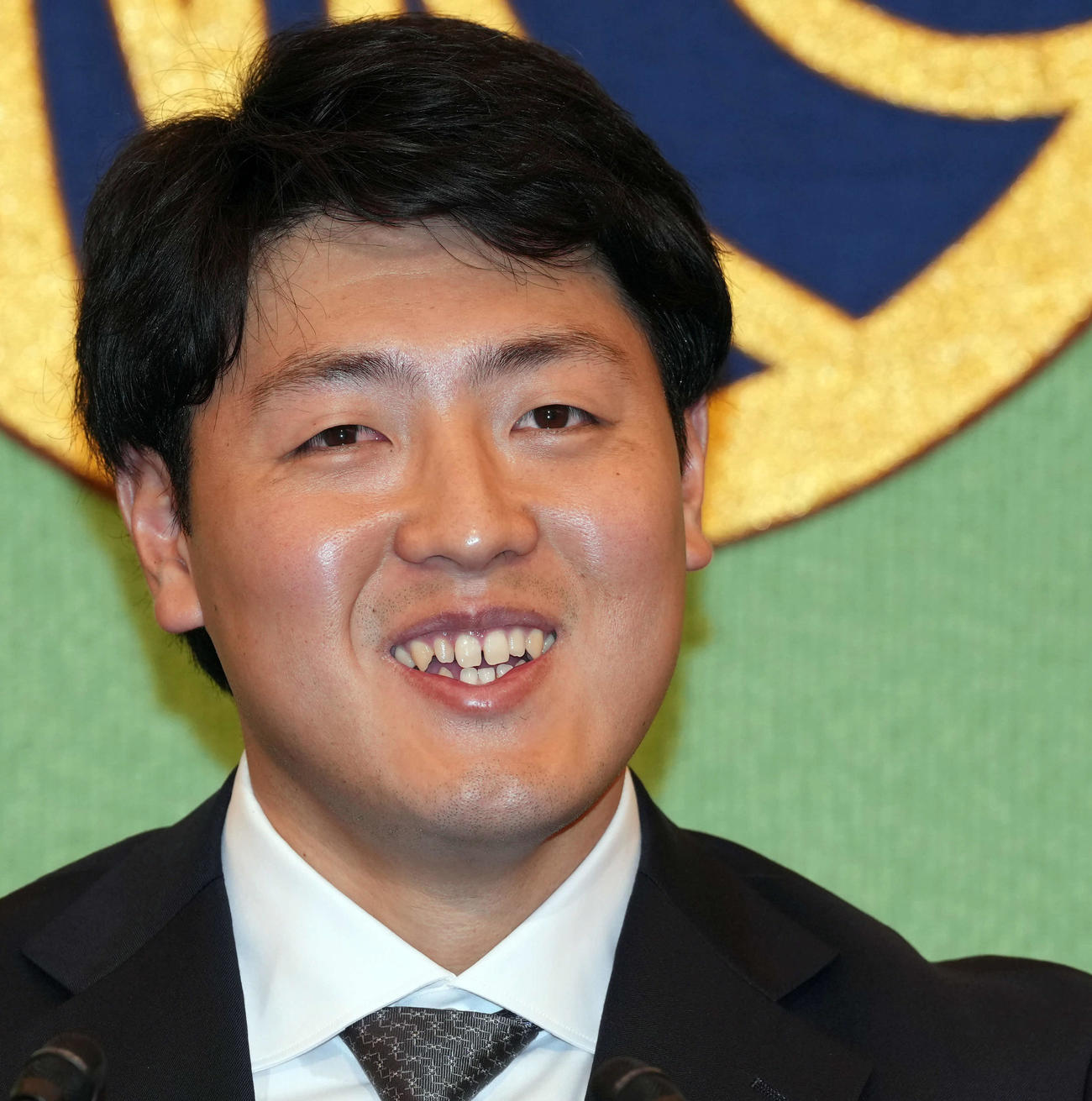 日本記者クラブの会見に登壇し笑顔を見せるブルージェイズの岡本（撮影・たえ見朱実）