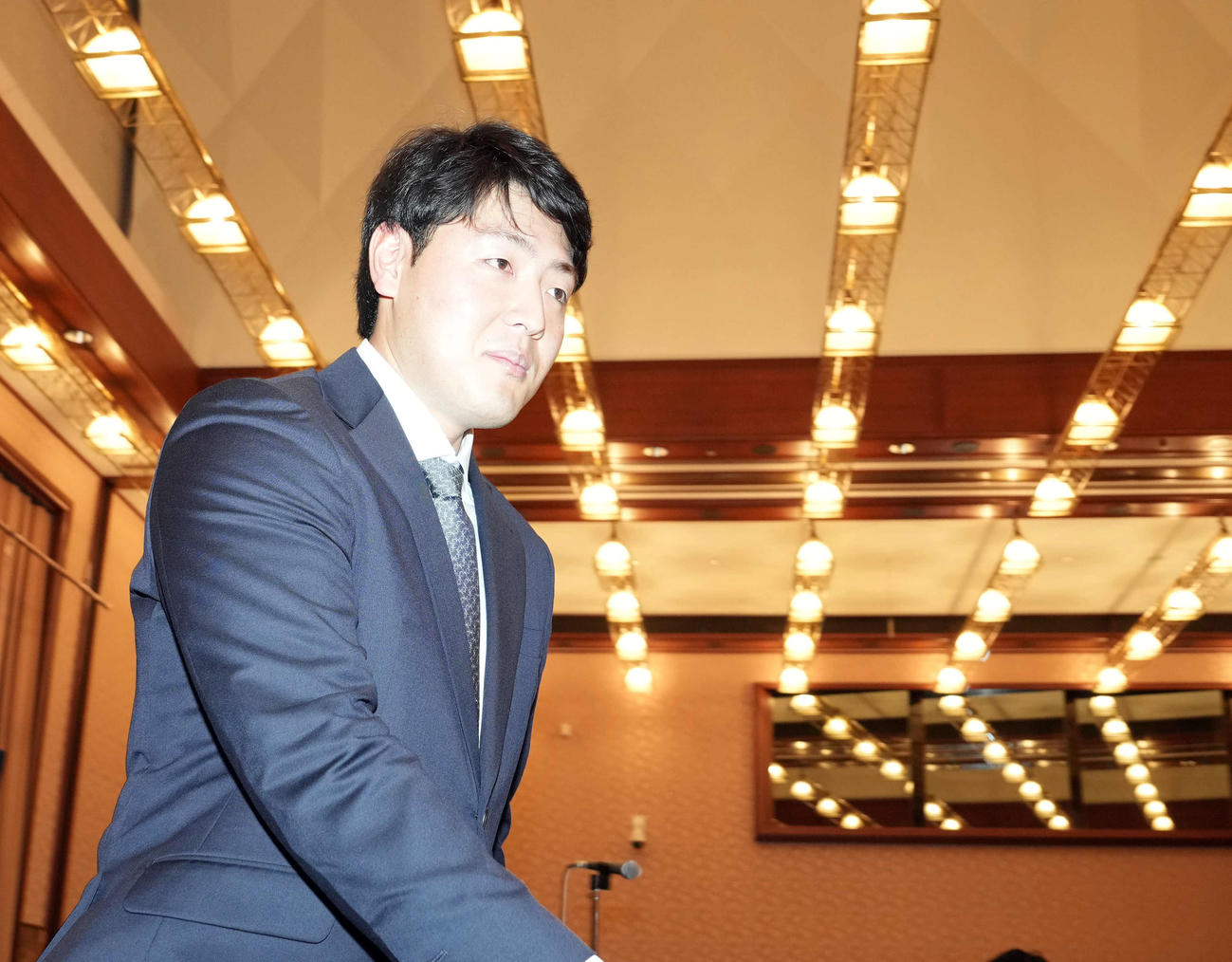 日本記者クラブの会見を終え降壇するブルージェイズの岡本（撮影・たえ見朱実）