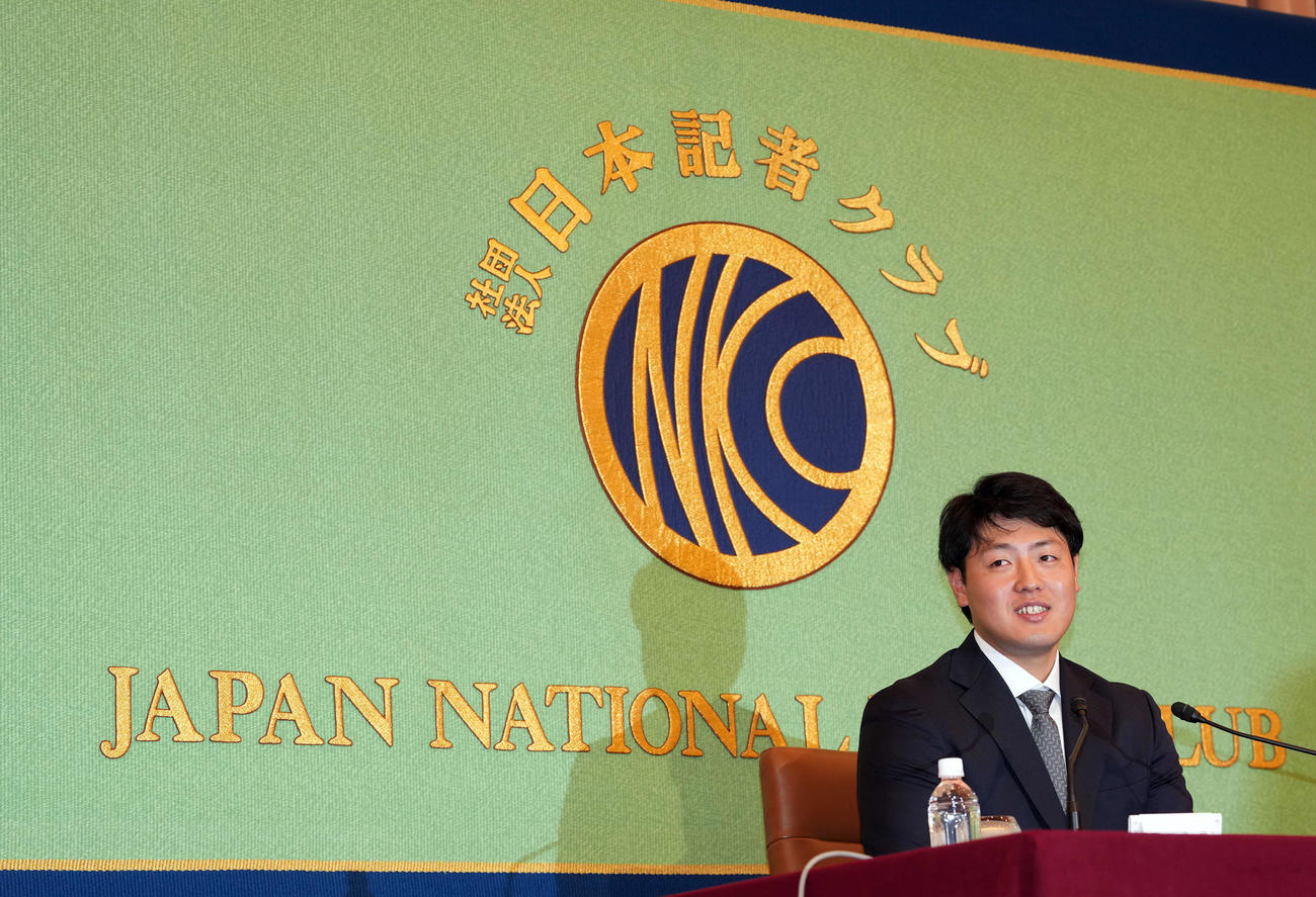 日本記者クラブの会見に登壇し笑顔を見せるブルージェイズの岡本（撮影・たえ見朱実）