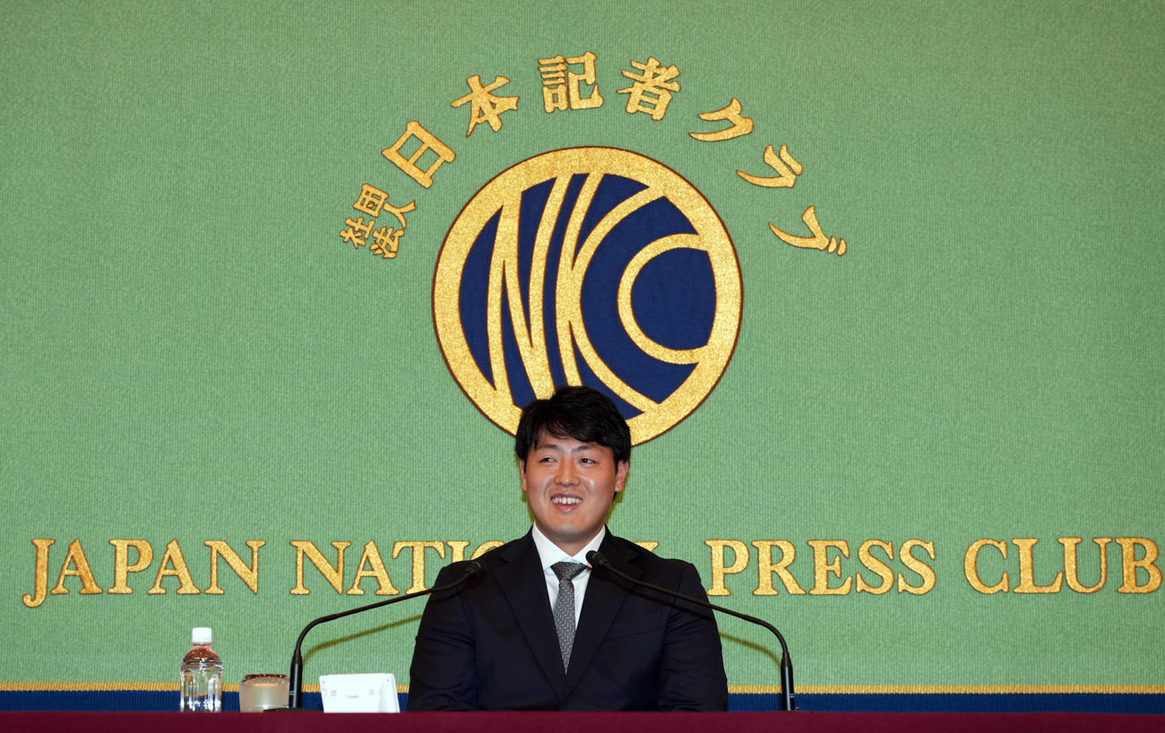 日本記者クラブの会見に登壇し笑顔を見せるブルージェイズの岡本（撮影・たえ見朱実）