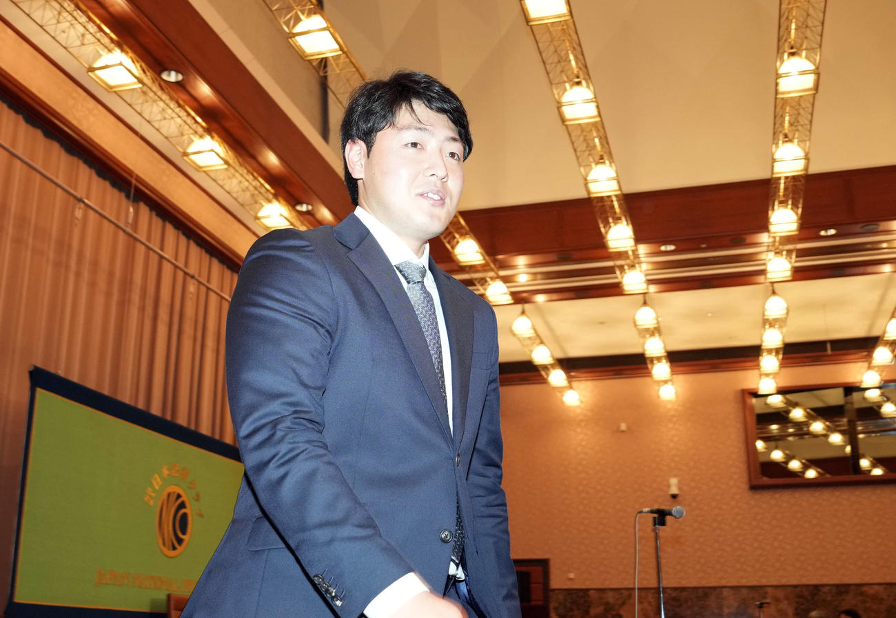 日本記者クラブの会見を終え降壇するブルージェイズの岡本（撮影・たえ見朱実）