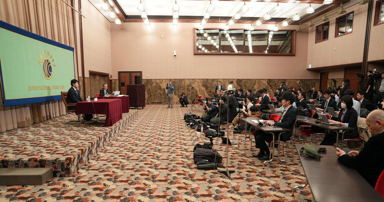日本記者クラブで会見を行ったブルージェイズの岡本（撮影・たえ見朱実）
