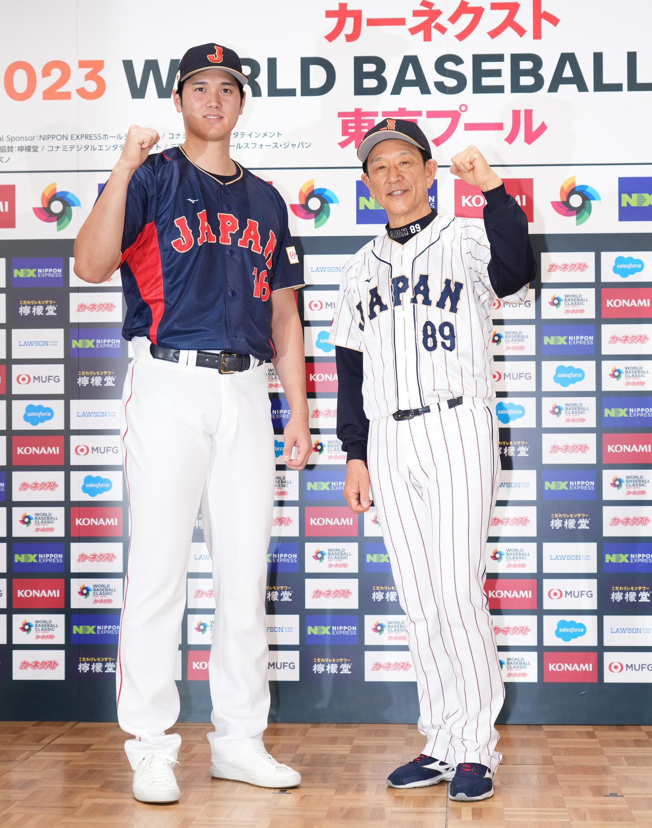 23年1月、会見でWBCへの抱負を話し、ガッツポーズを見せる大谷（左）と侍ジャパン栗山監督