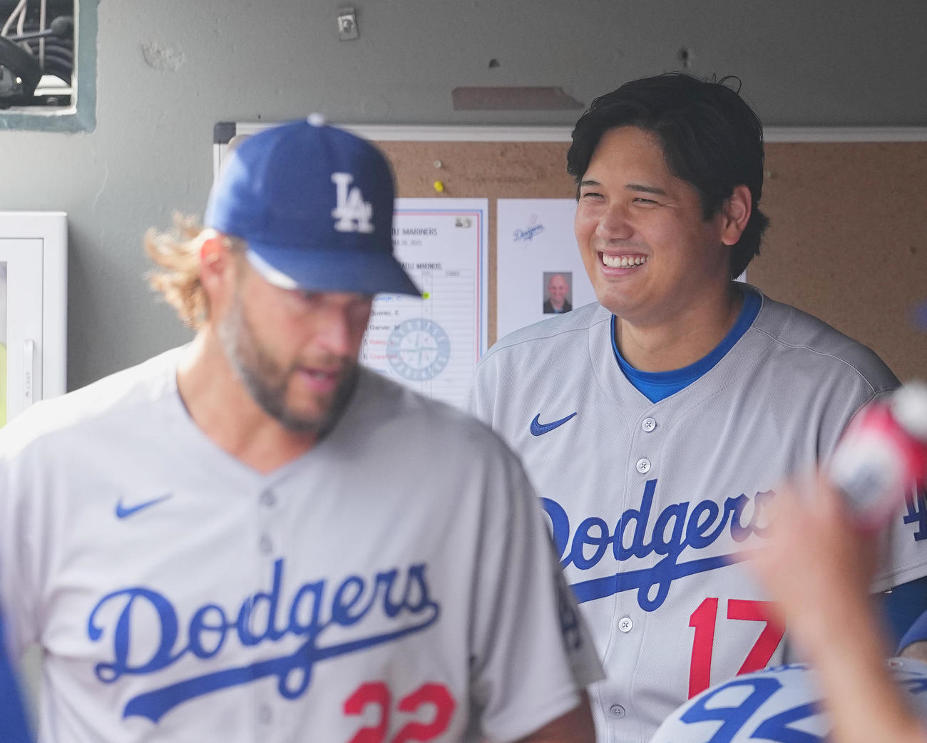 カーショー（左）と笑顔で話すドジャース大谷（2025年9月撮影）