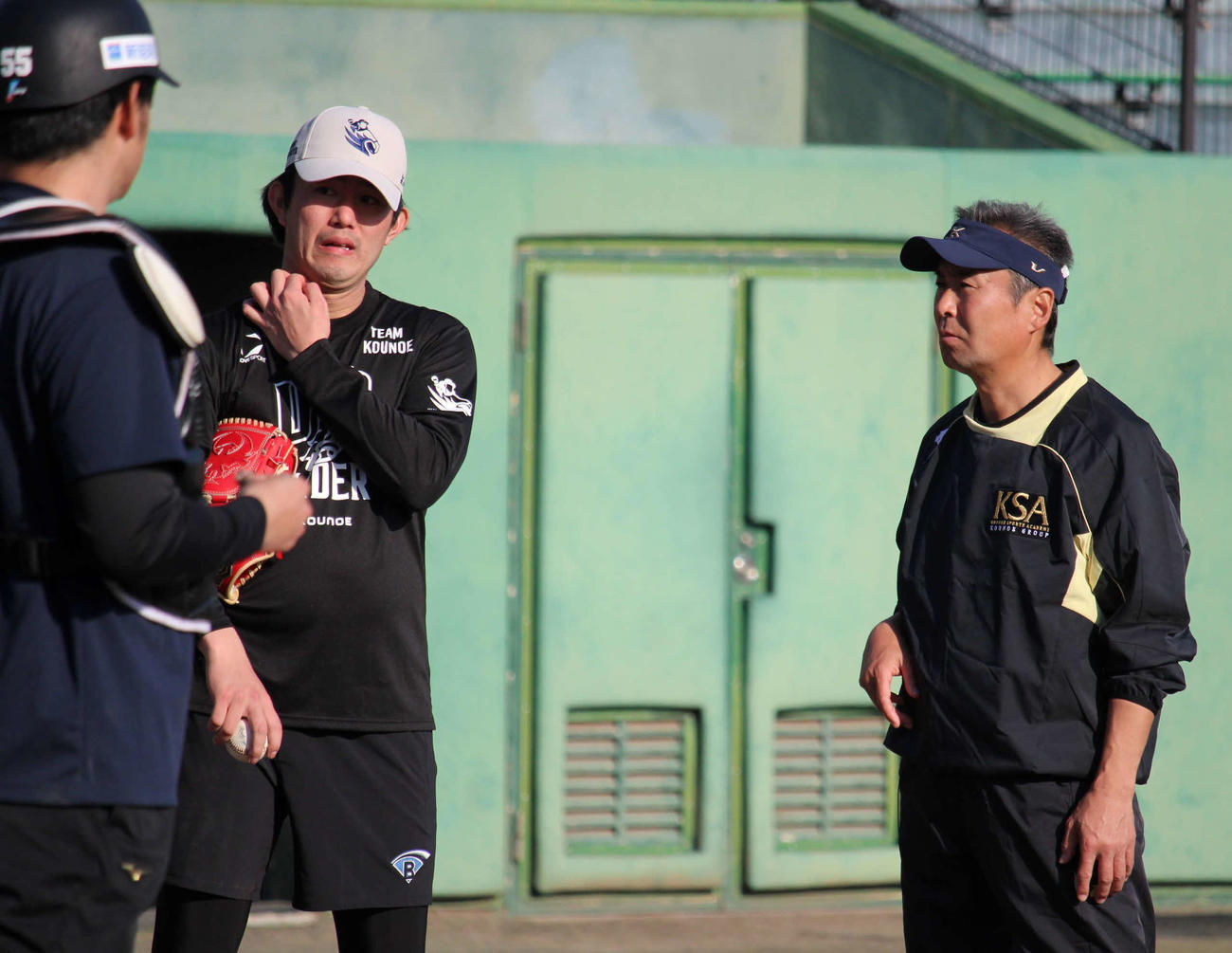 アストロズ今井（中央）にアドバイスを送る鴻江寿治氏（右）
