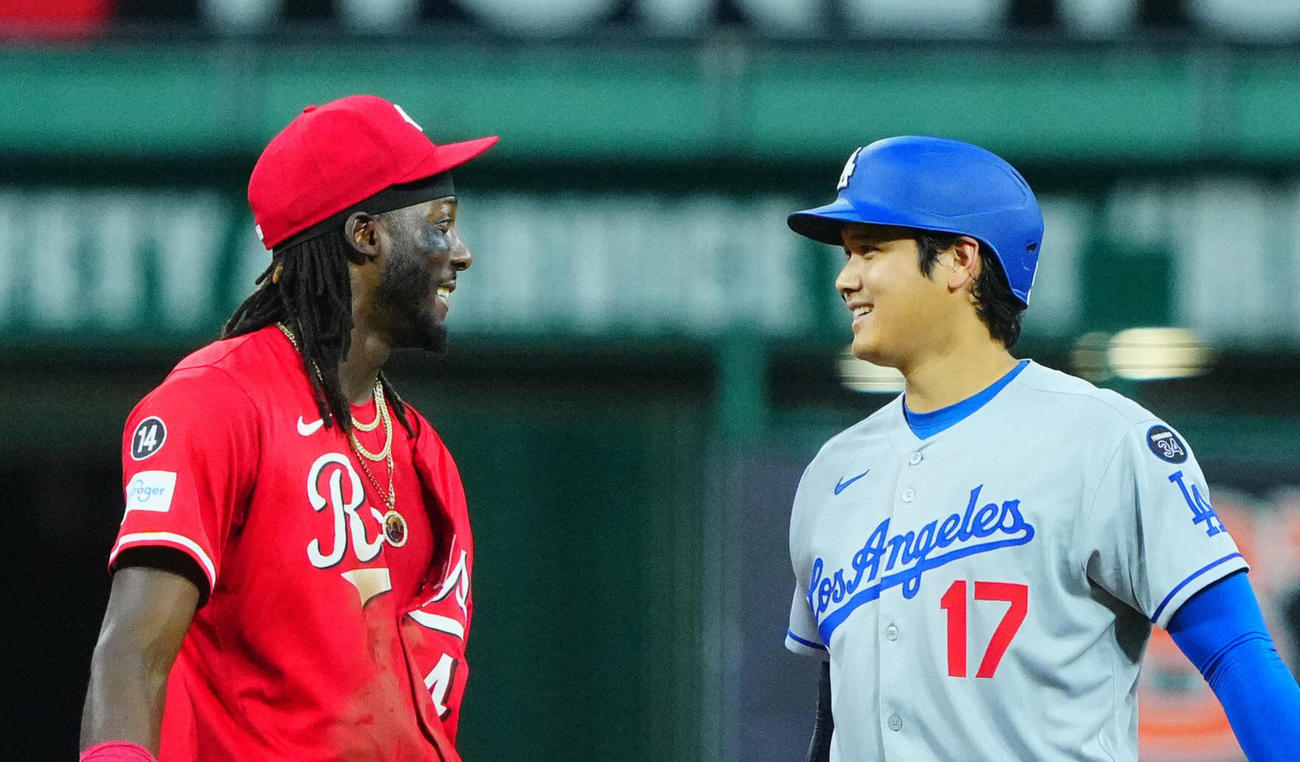 大谷翔平とレッズのエリー・デラクルス（左）（2025年7月撮影）