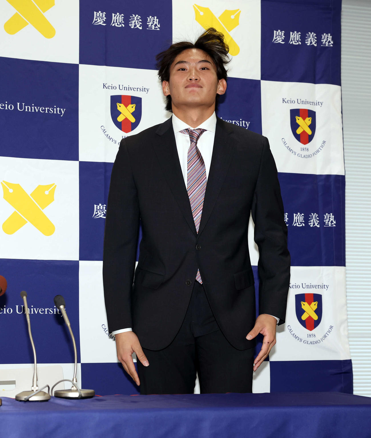 MLBのカブスとマイナー契約契約を結んだ慶大・常松は会見に臨む（撮影・浅見桂子）