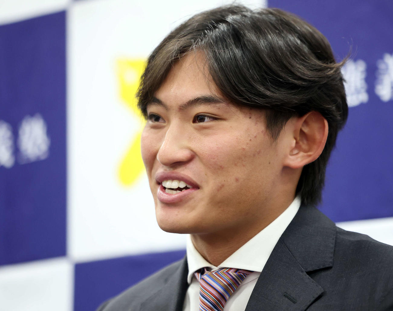 MLBのカブスとマイナー契約契約を結んだ慶大・常松は笑顔で会見に臨む（撮影・浅見桂子）
