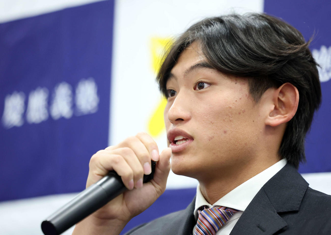 MLBのカブスとマイナー契約契約を結んだ慶大・常松は会見に臨む（撮影・浅見桂子）
