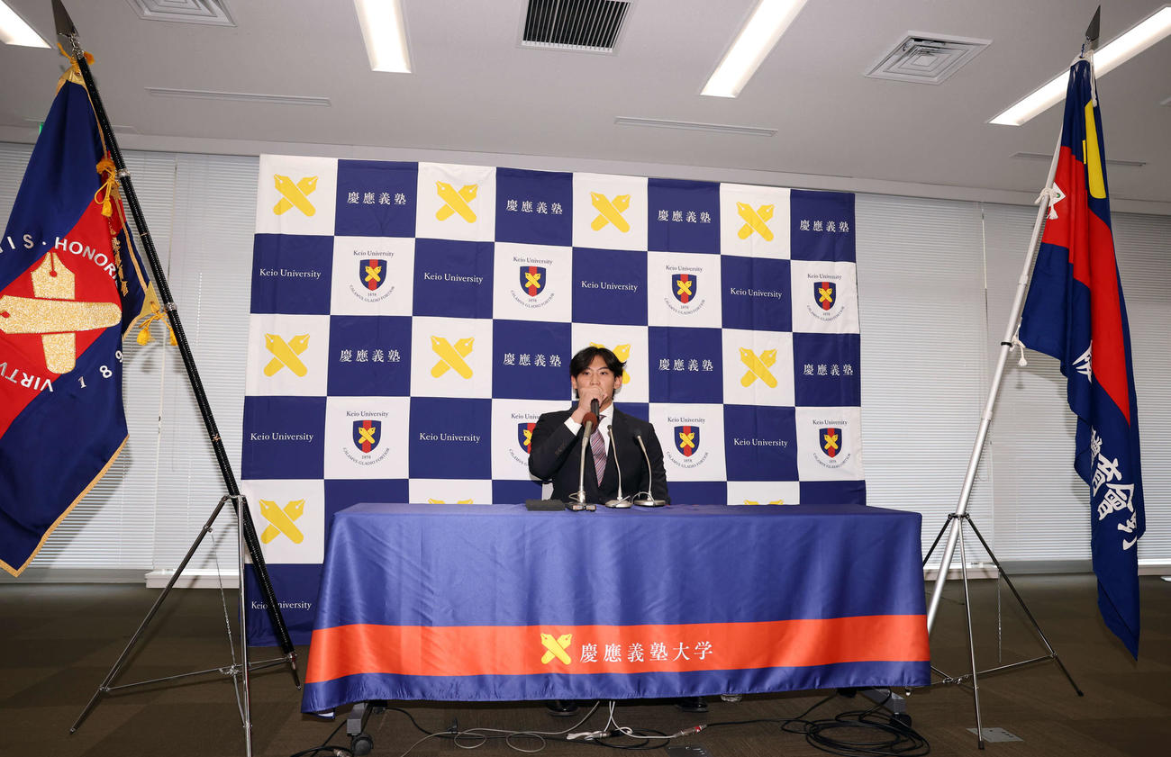 MLBのカブスとマイナー契約契約を結んだ慶大・常松は会見に臨む（撮影・浅見桂子）