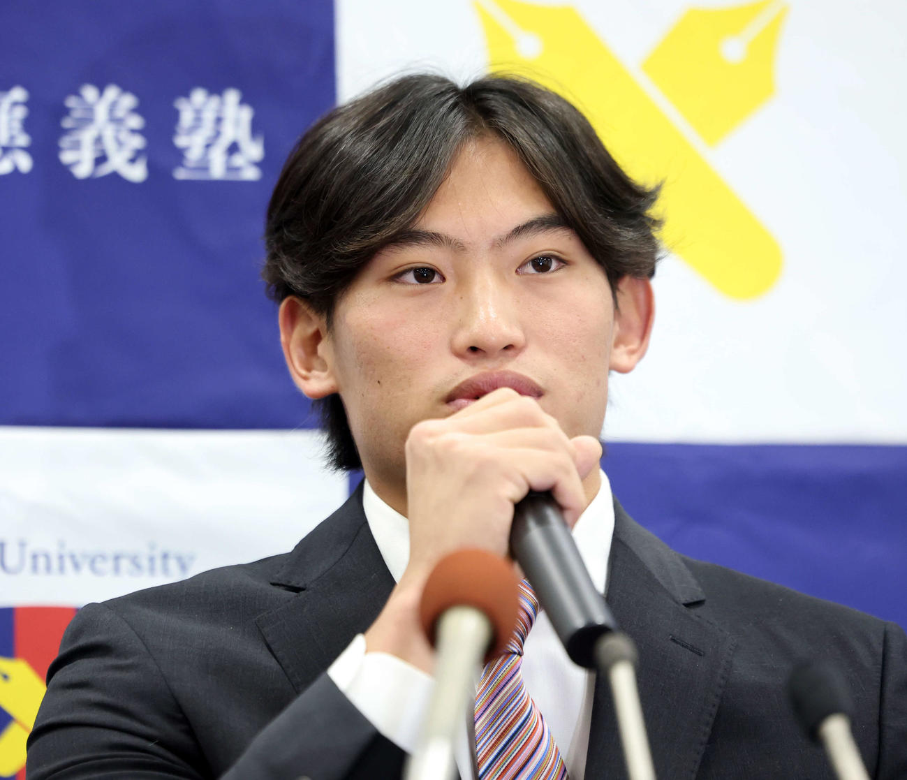 MLBのカブスとマイナー契約契約を結んだ慶大・常松は会見に臨む（撮影・浅見桂子）