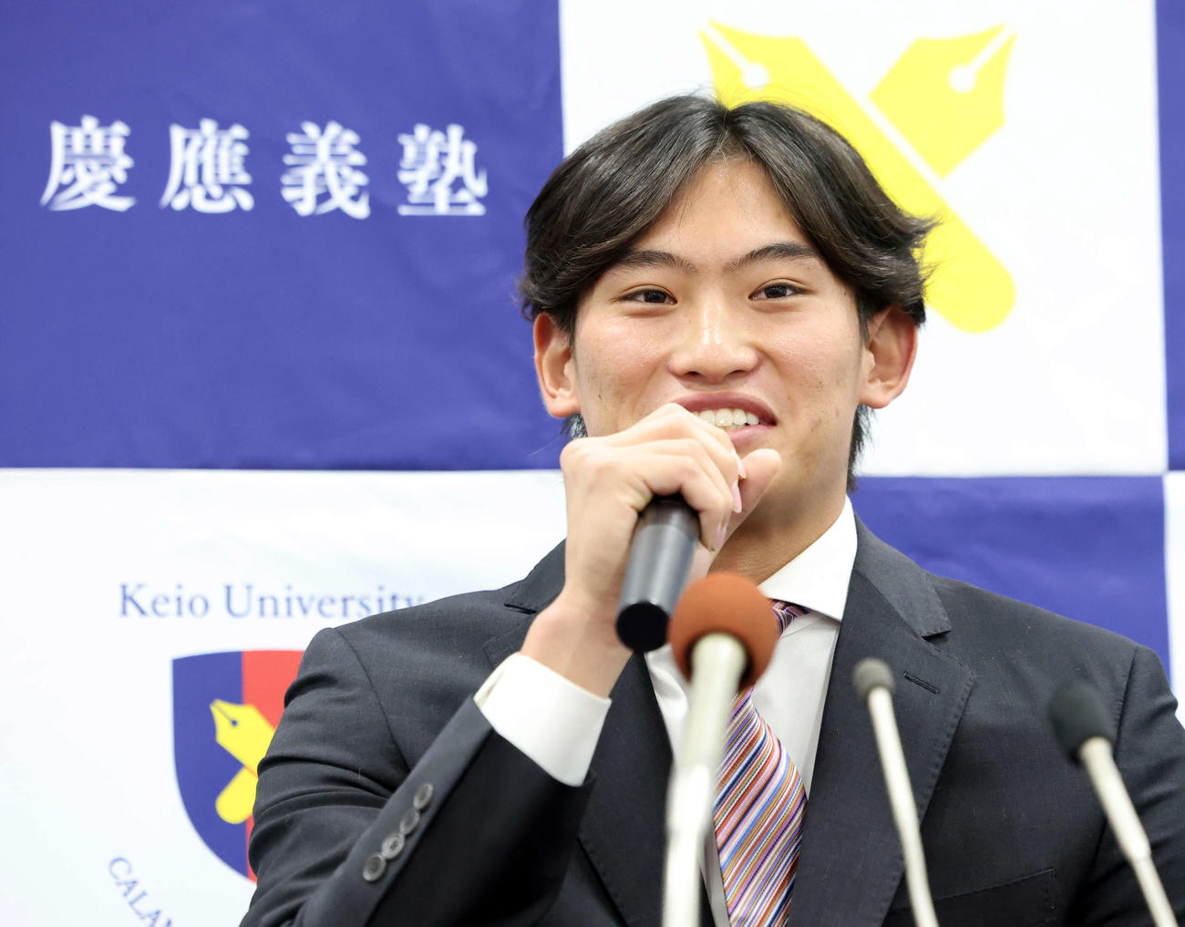 MLBのカブスとマイナー契約契約を結んだ慶大・常松は笑顔で会見に臨む（撮影・浅見桂子）