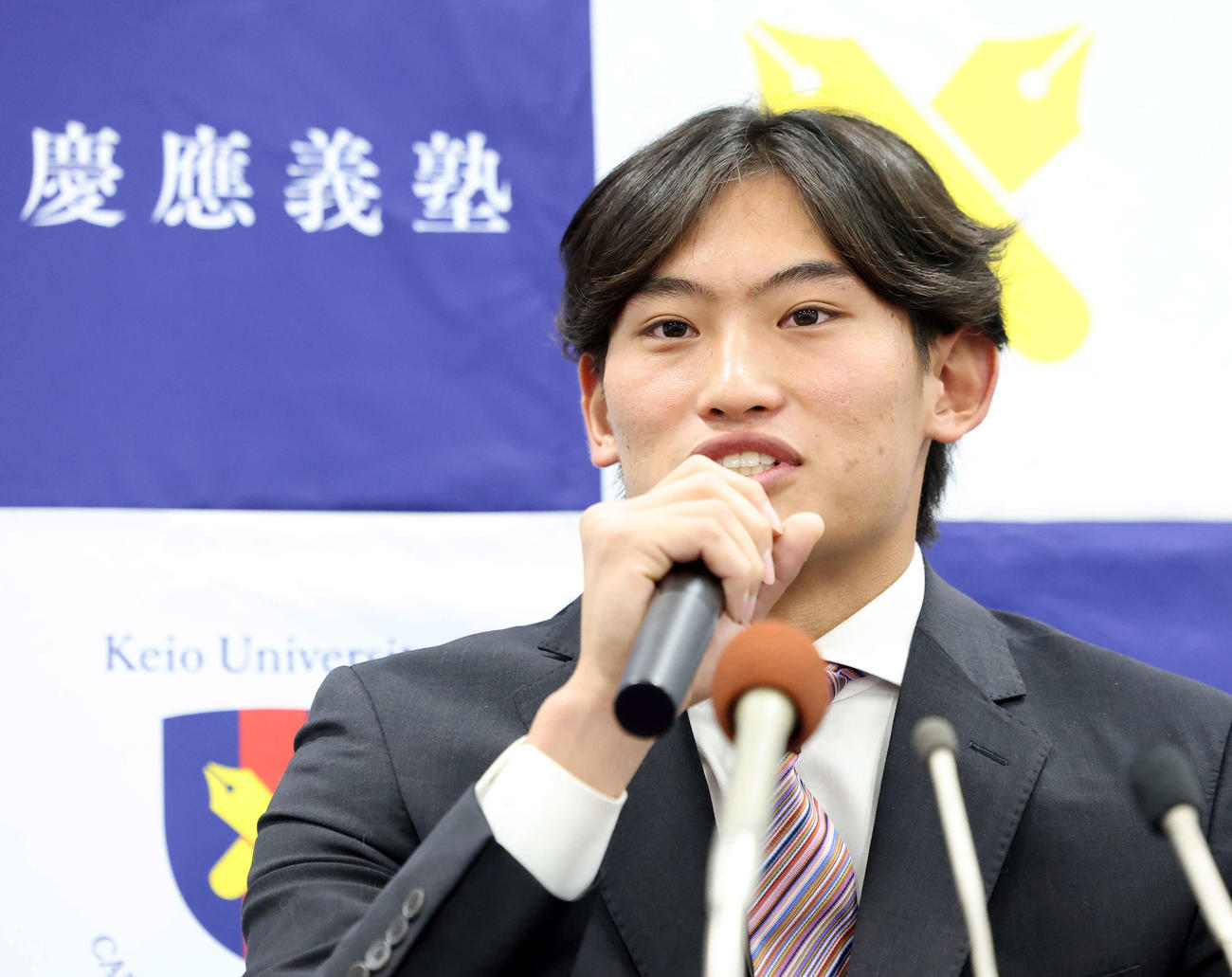 MLBのカブスとマイナー契約契約を結んだ慶大・常松は笑顔で会見に臨む（撮影・浅見桂子）