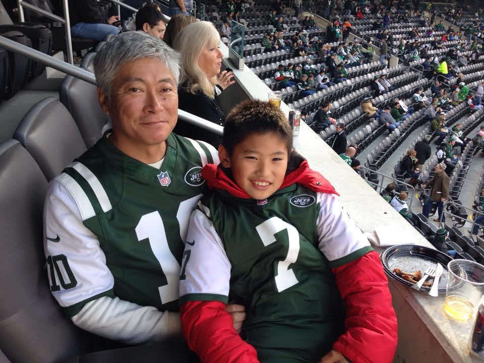 父広一さんとともにアメリカンフットボール観戦に訪れた常松(家族提供)