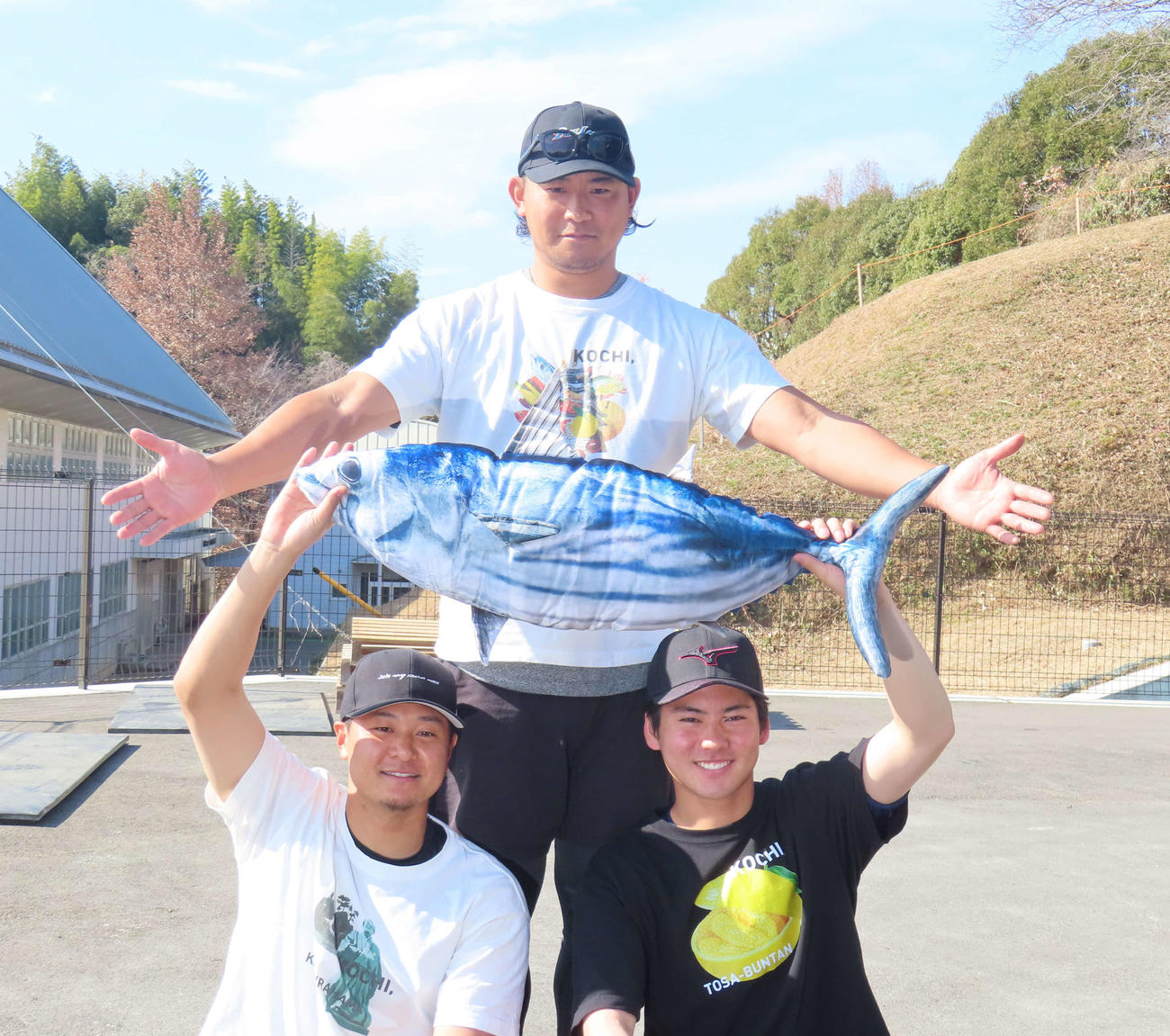 高知市内で自主トレを公開したカブス今永（中央）と広島森（左）、中日金丸（撮影・水谷京裕）