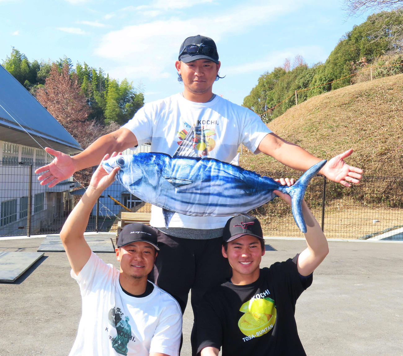 高知市内で自主トレを公開し、ポーズをとるカブス今永（中央）と広島森（左）、中日金丸（撮影・水谷京裕）