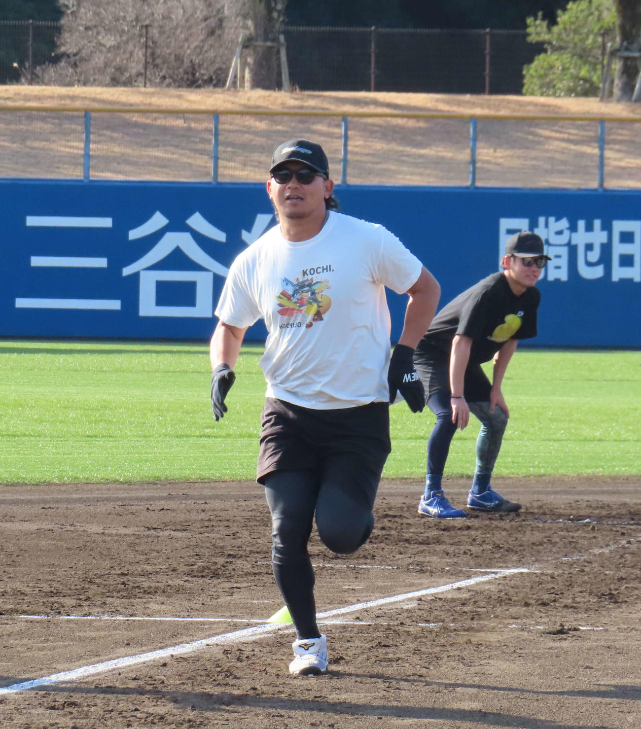 高知市内で自主トレを公開したカブス今永（撮影・水谷京裕）