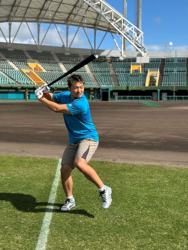 沖縄で自主トレを行っているカブス鈴木誠也外野手（アシックス提供）
