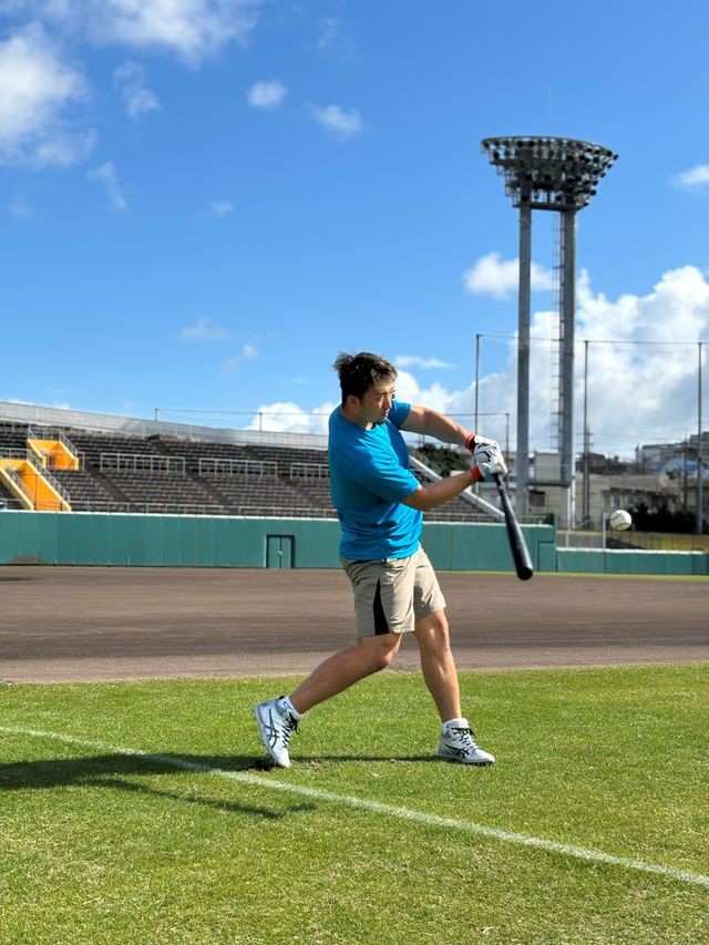 沖縄で自主トレを行っているカブス鈴木誠也外野手（アシックス提供）