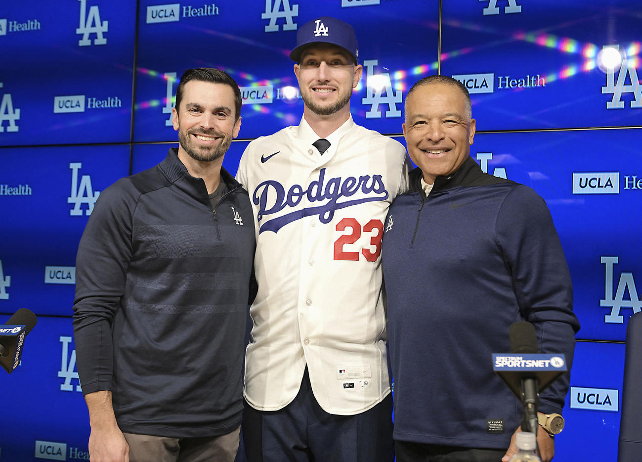ドジャースの入団記者会見に臨んだタッカー（中央）。右はロバーツ監督（イマジンイメージズ・ロイター＝共同）
