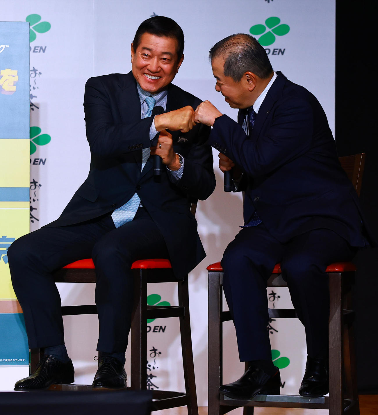 「お～いお茶×World Baseball Classic　新プロジェクト発表会」に登場し、伊藤園の本庄副社長（右）とグータッチする原氏（撮影・野上伸悟）