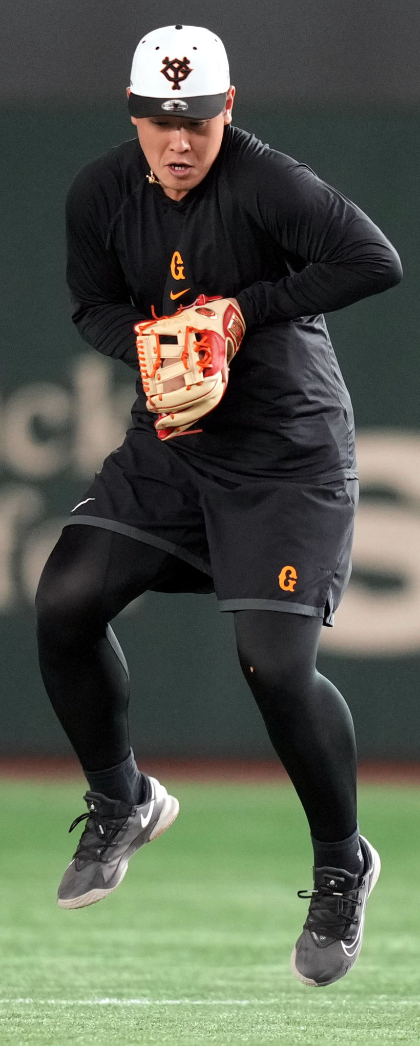 セカンドでノックを受ける岡本和真（2023年撮影）