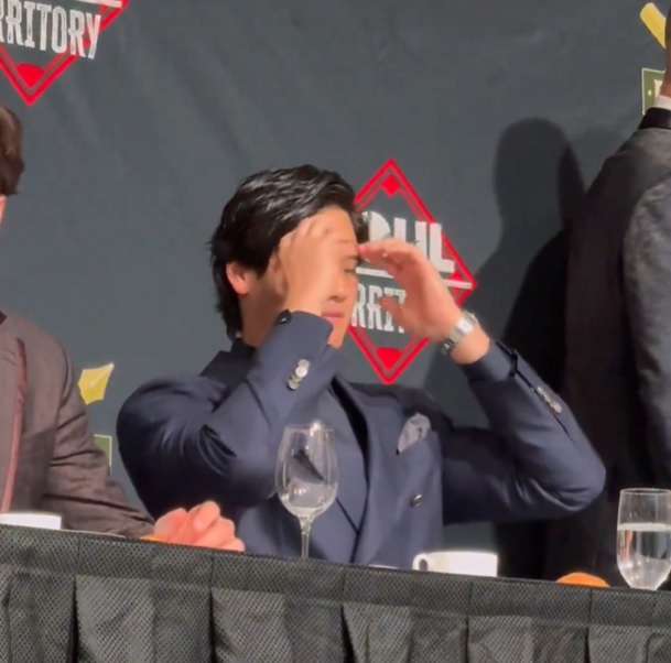 アワードディナーで前髪を整える大谷翔平（ファウルテリトリーのXから）