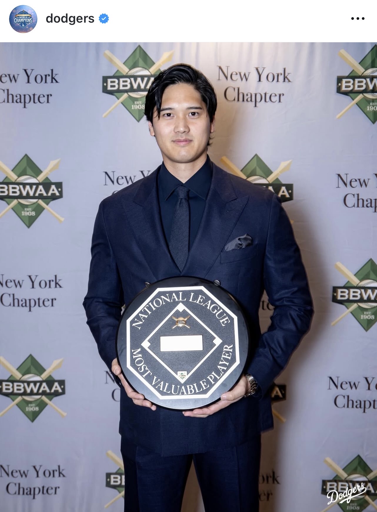 ナ・リーグMVPの記念プレートを手にする大谷（ドジャースの公式インスタグラムから）