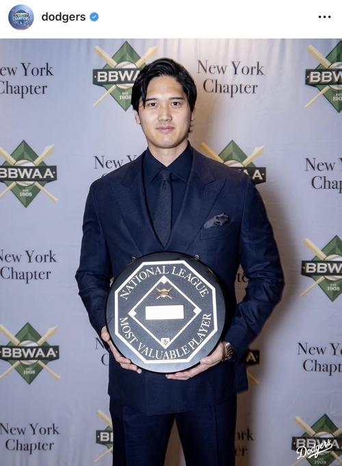歴史上、最高の選手」大谷翔平、リーグMVP記念プレート持つショットに
