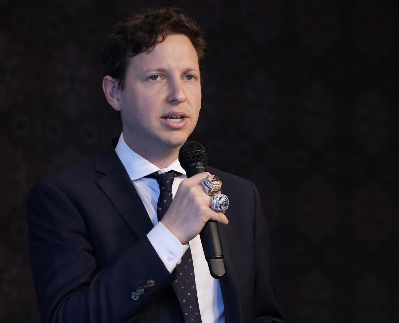 会見でチャンピオンリングを付けてファンクラブの詳細を説明するドジャースのビジネス戦略・アナリティクス担当バイスプレジデントのマイケル・スペトナー氏（撮影・垰建太）