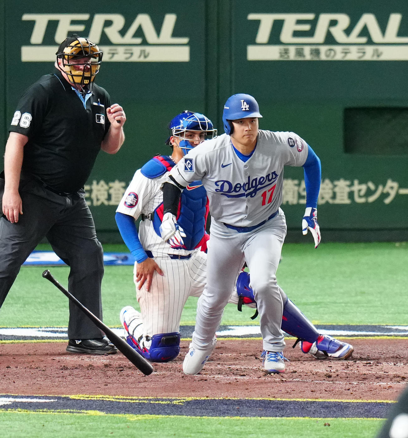 右前打を放つ大谷翔平（2025年3月撮影）