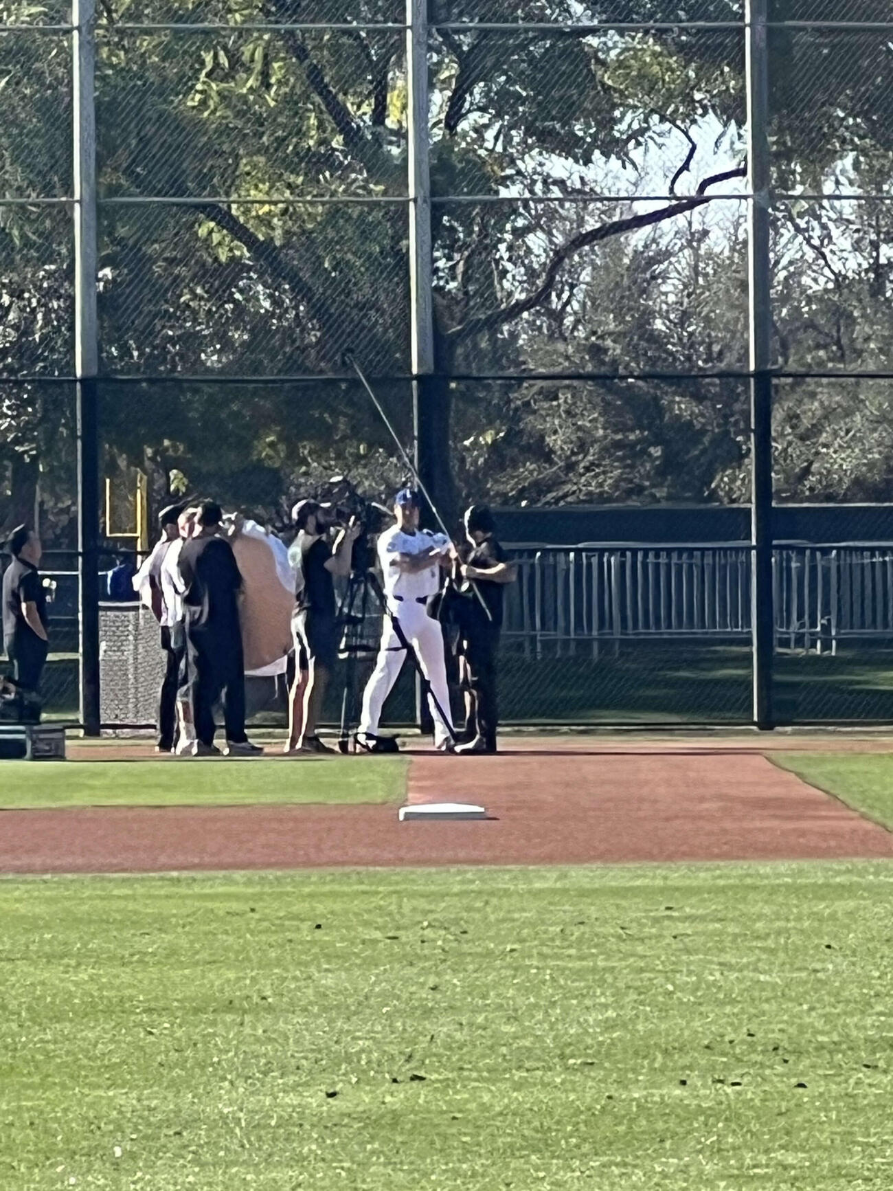 MLB関連の撮影を行った大谷は、バットを持ってポーズ。