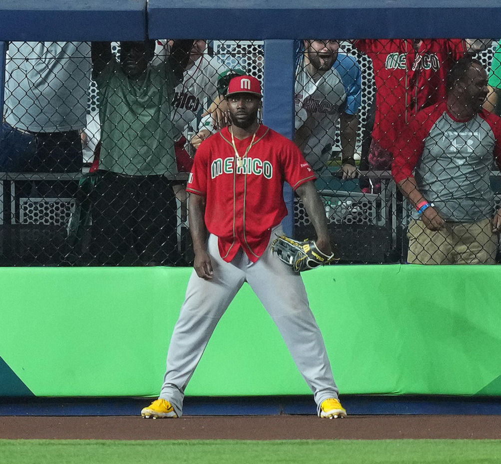 WBC準決勝日本対メキシコ　岡本の左飛を好捕しドヤ顔のアロザレーナ（2023年3月撮影）