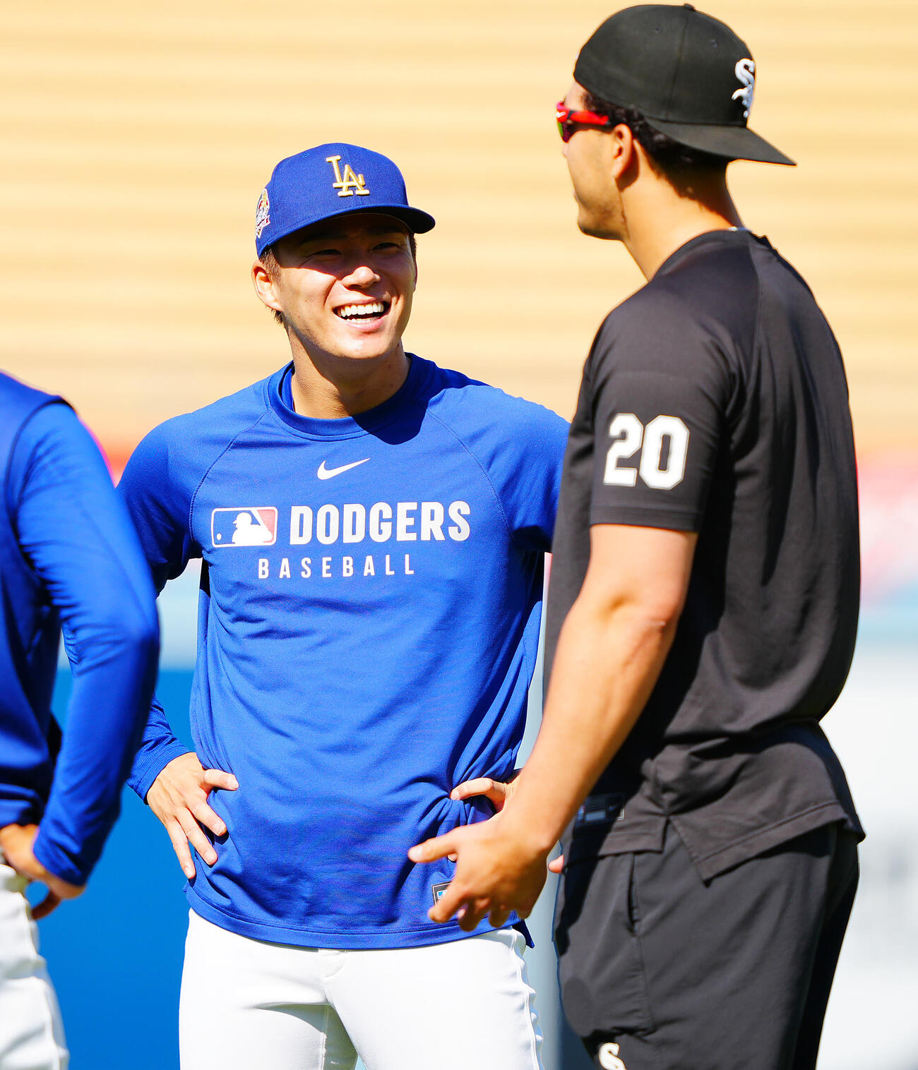 ドジャース対ホワイトソックス　試合前、ホワイトソックスのバルガス（右）と笑顔で話すドジャース山本（2025年7月撮影）