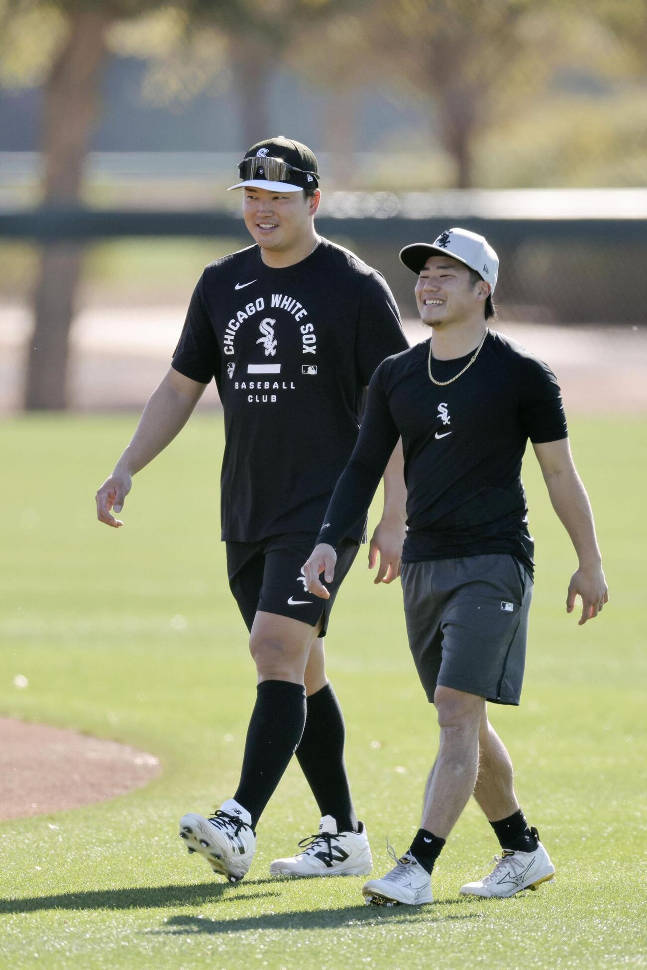 自主トレするホワイトソックス・村上（左）とマイナー所属の西田＝グレンデール（共同）