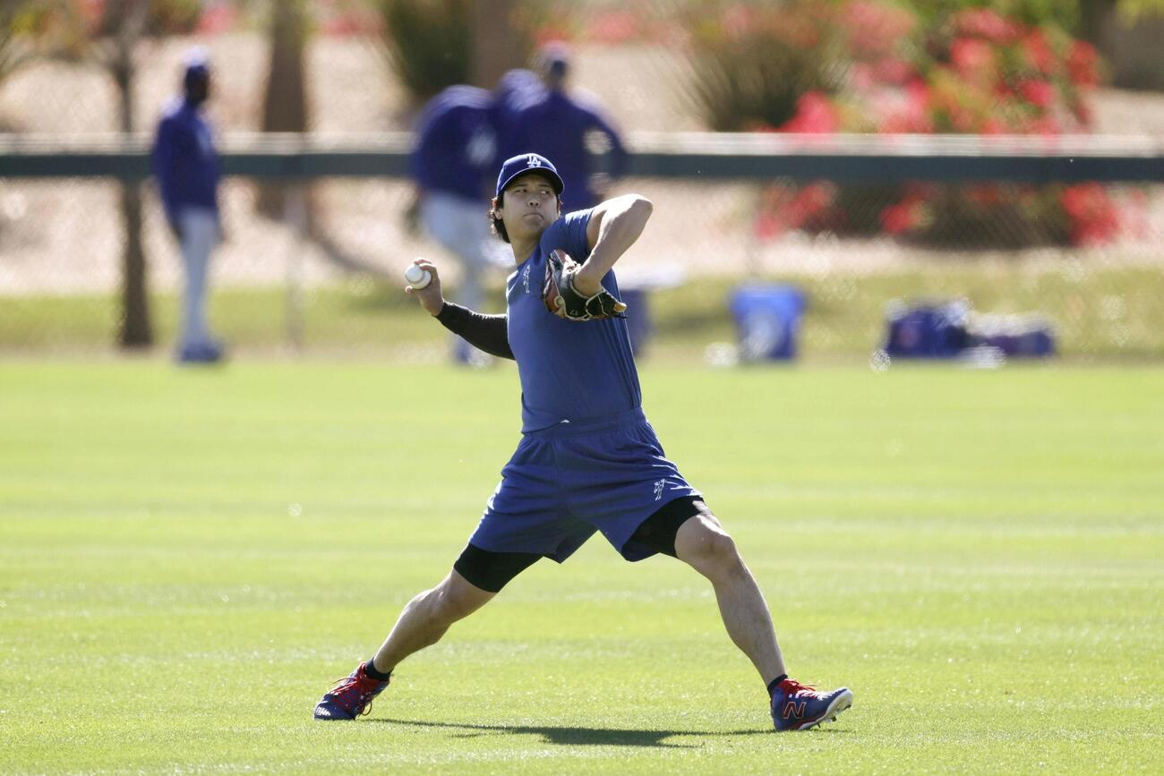キャッチボールするドジャース・大谷＝グレンデール（共同）