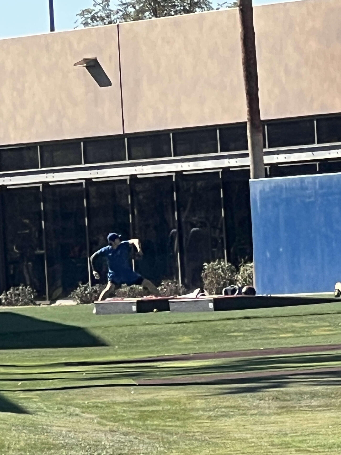 大谷は壁に向かって投げてウオーミングアップ