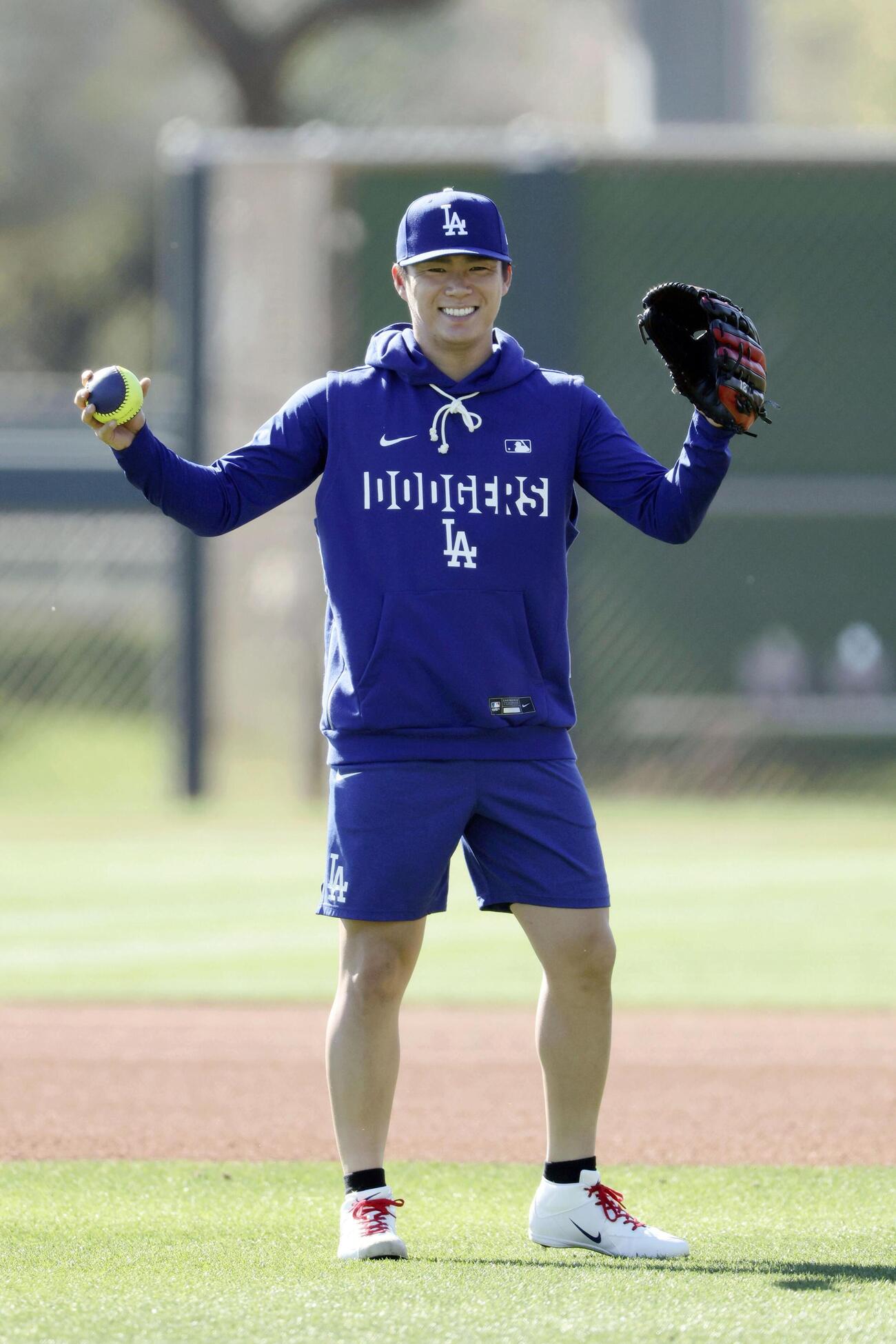 キャッチボールするドジャース山本由伸（共同）