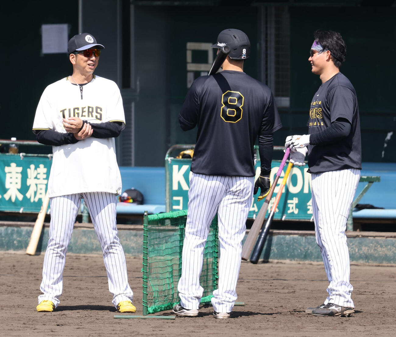 阪神藤川監督（左）は佐藤（中央）森下と話をする（撮影・上田博志）